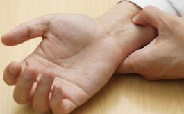 Chống xuất tinh sớm bằng cách bấm cổ tay có hiệu quả không, cách thực hiện và lưu ý