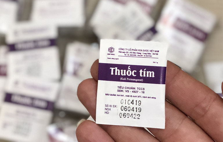 Bị viêm da tiếp xúc bôi thuốc gì? Thuốc tím trị viêm da tiếp xúc